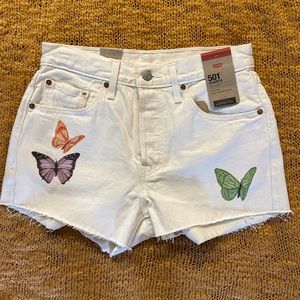 New With Tags Levi’s 501 shorts! White w/ butterfly print. Perfect for summer!!